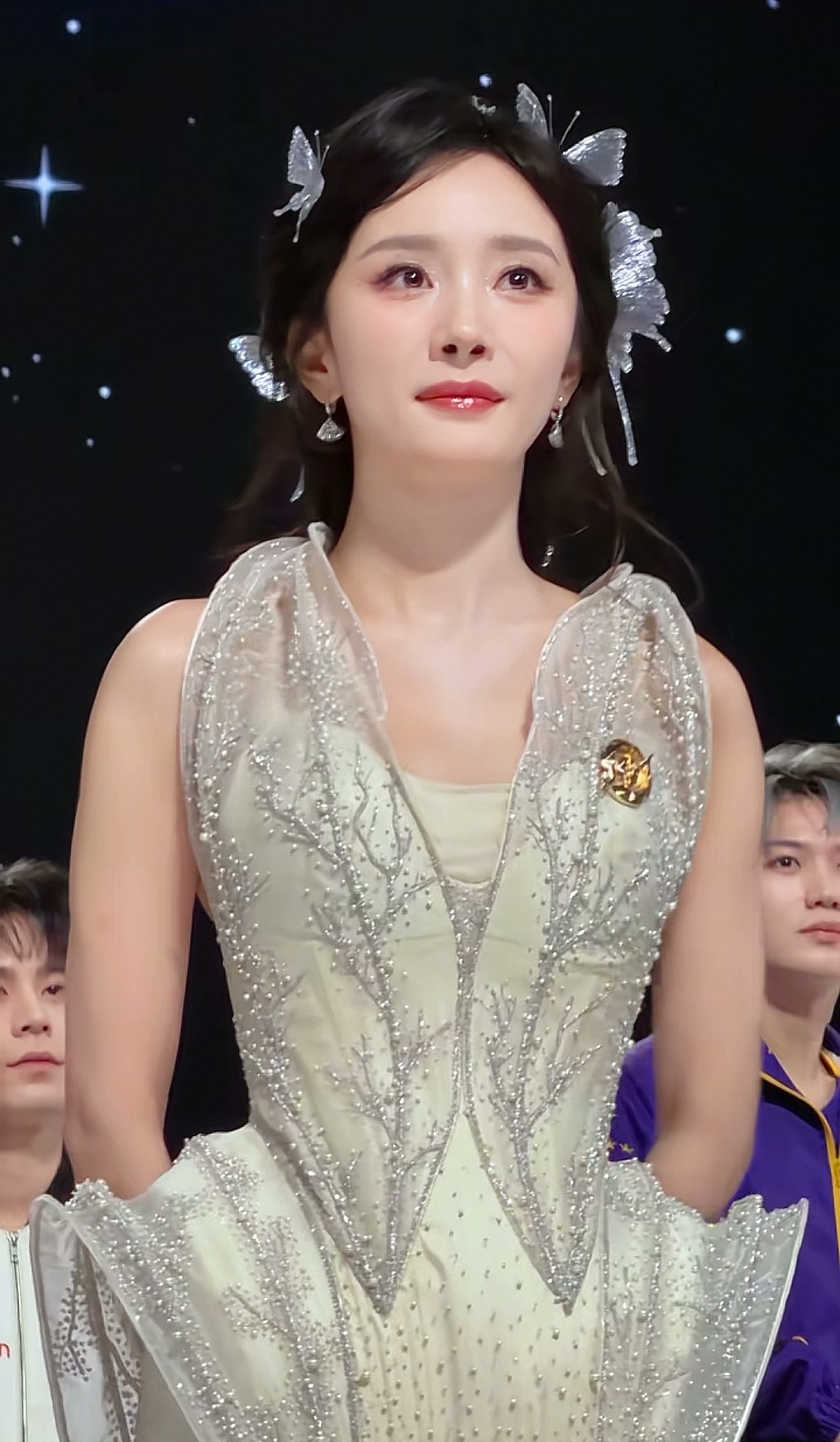 39岁杨幂眼睛水灵灵的，她太适合精灵的妆造，状态也越来越好了