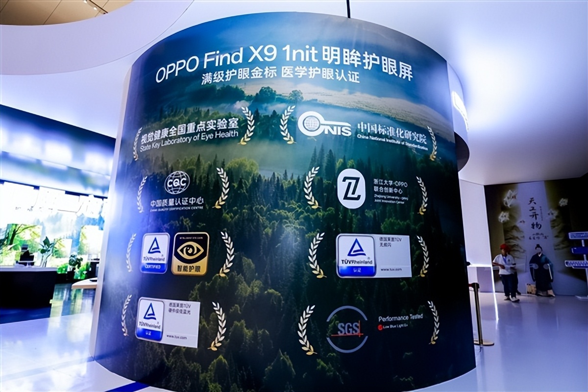 央视撒贝宁探厂刷屏:天马用天工屏给OLED换了一条新赛道!