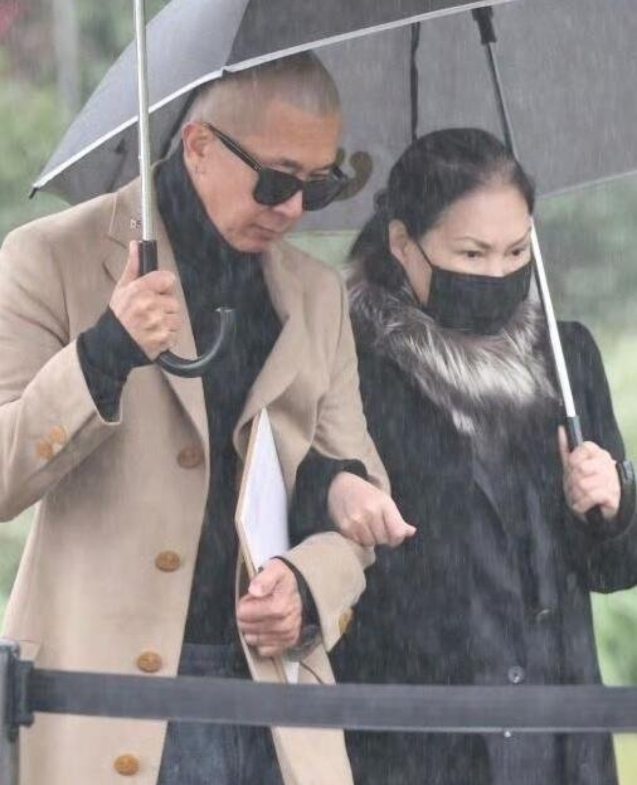 大S祭日又是大雨天！具俊晔挽着S妈满脸悲痛，周渝民言承旭都来了