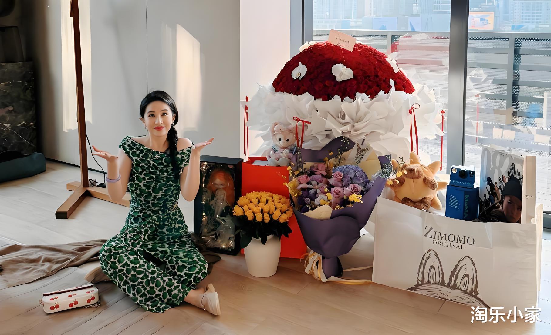 网友成都偶遇刘亦菲庆生！穿碎花裙吃火锅，这状态谁敢信？