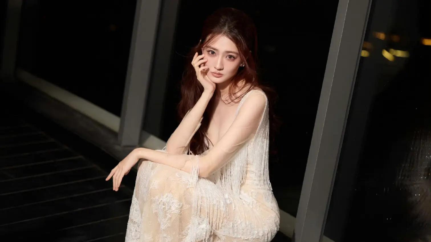 徐璐亮相三亚时装周，“人鱼公主”造型美出圈！