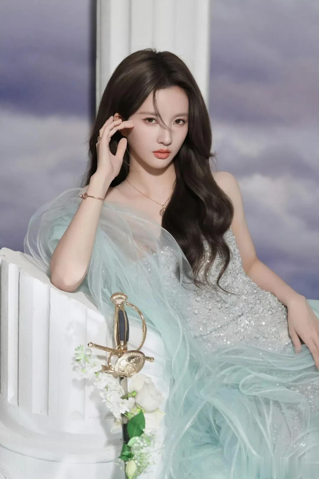 明星高清大片｜刘些宁，蓝纱漫卷，绝色倾城！