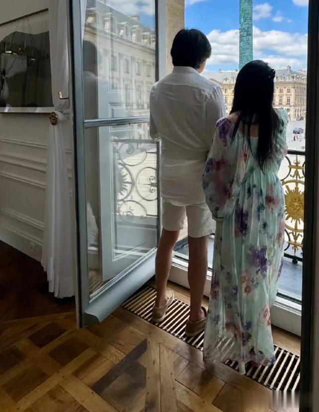 伊能静女儿在巴黎过生日，秦昊一脸宠溺，小米粒9岁了长得像奶奶