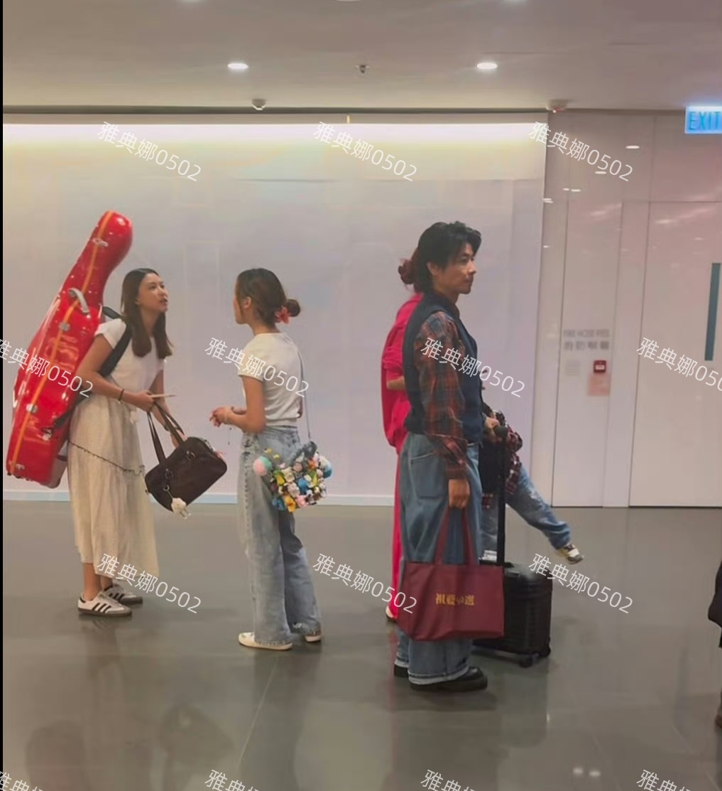 商场偶遇蔡少芬一家，大女儿不仅个子高背上的红色大提琴也很显眼