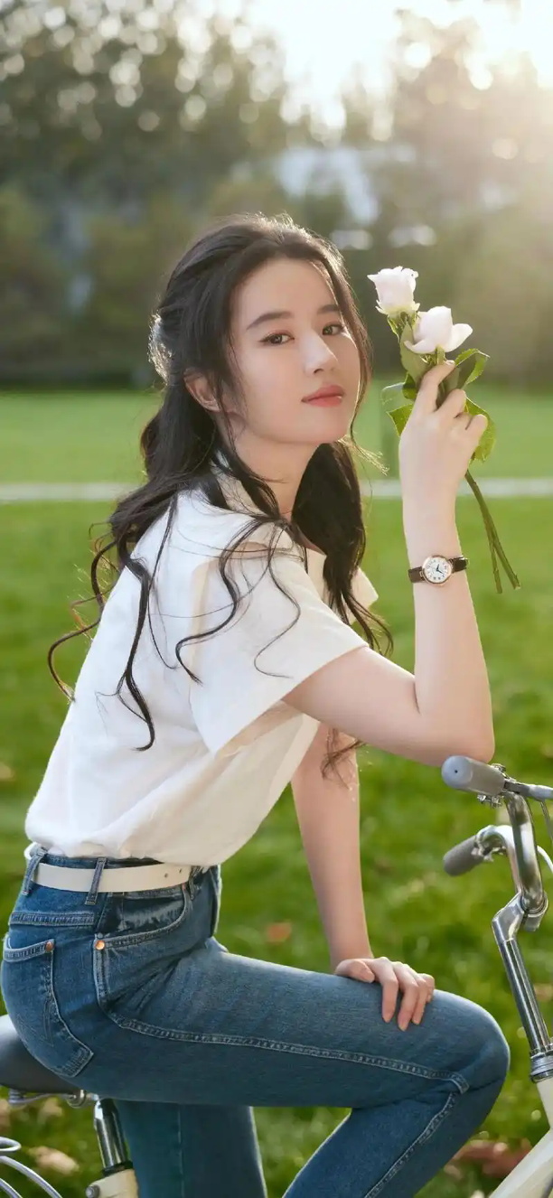 刘亦菲不愧是行走的美神,37岁的她白到发光,终于明白什么叫“肤若凝脂”