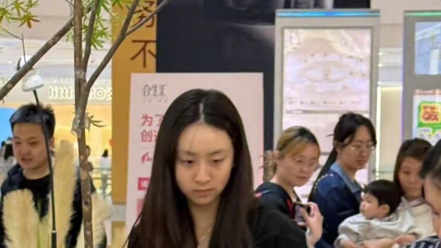 哇塞！17岁森碟现身北京街头，网友直呼：我家Cindy真的长大了！