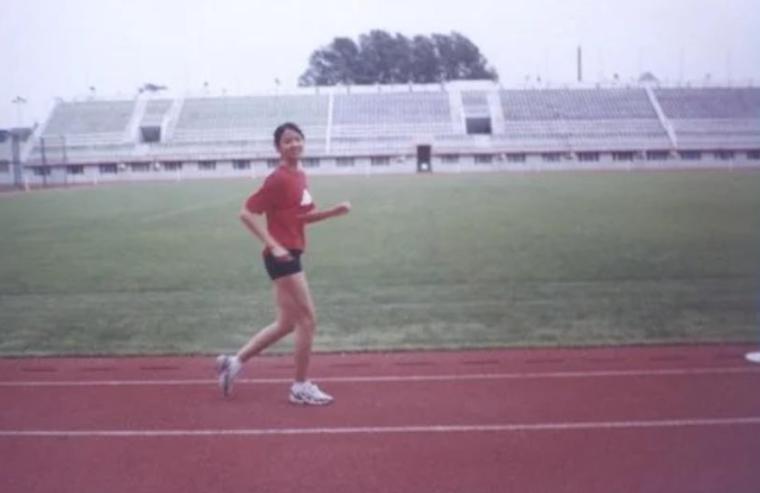 艳压奚梦瑶,拒嫁30亿豪门,怀孕6个月上春晚稳居C位:真人生赢家