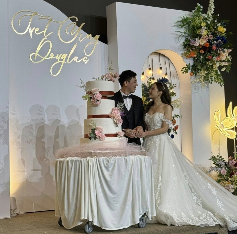 王祖蓝妹妹大婚，手上四个金镯一个比一个大，曾获哥哥豪送近千万房产