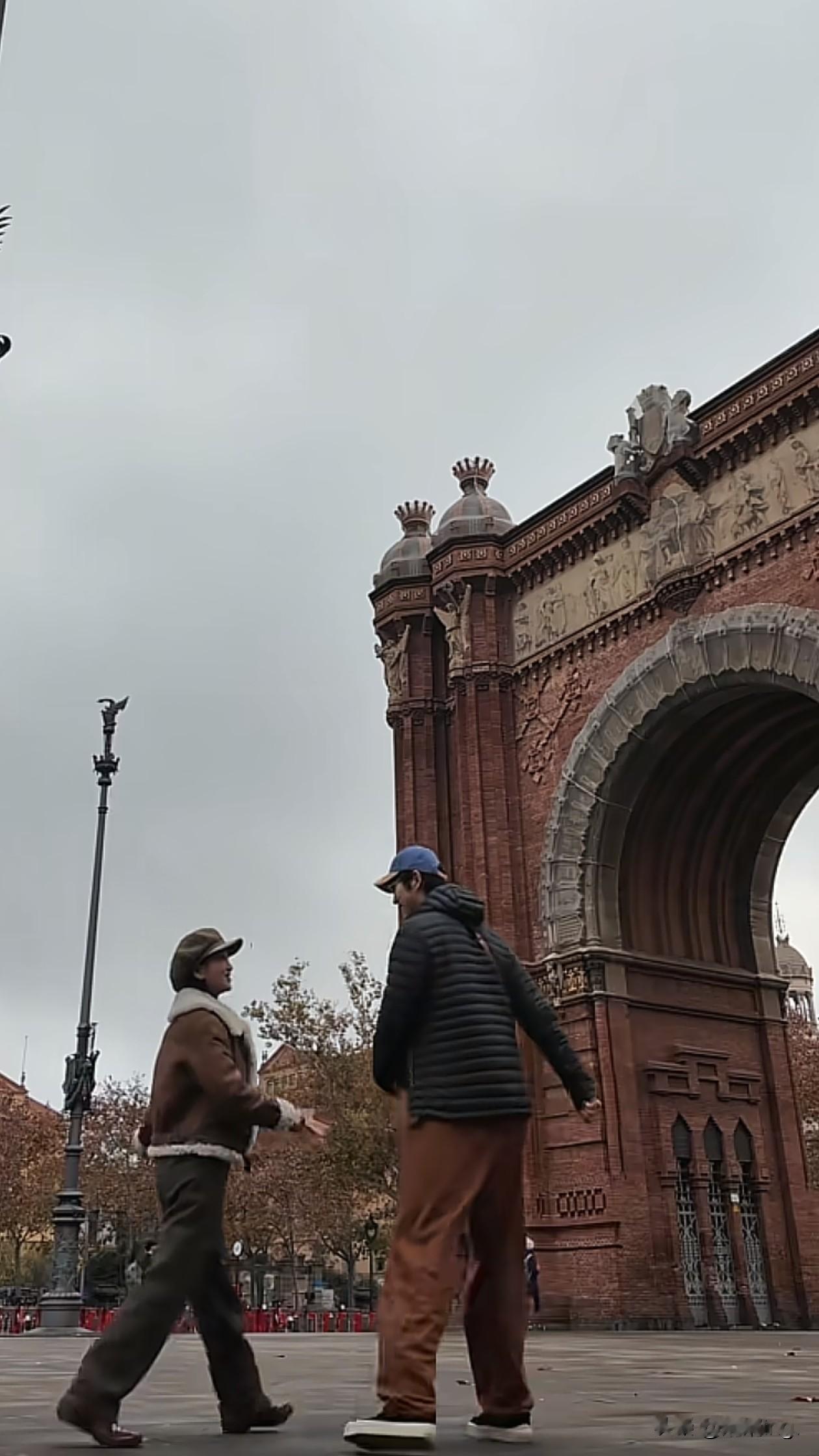 42岁金莎与25岁孙丞潇合体！她背着书包像小姑娘，看不出差17岁