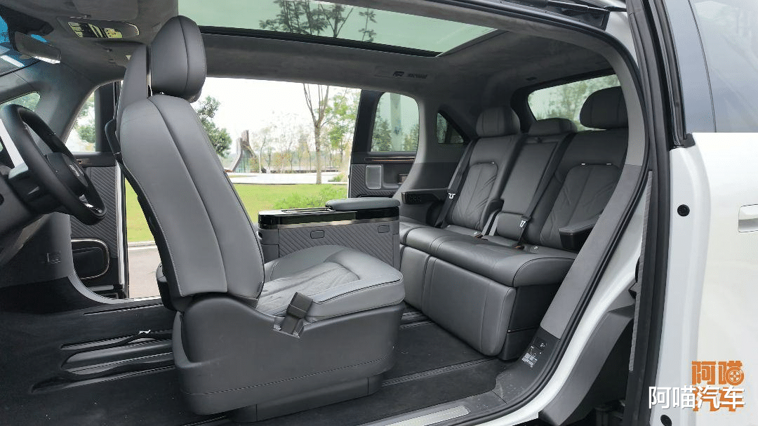 这车设计脑洞太大了，极氪MIX有点意思，为啥却卖不动呢？