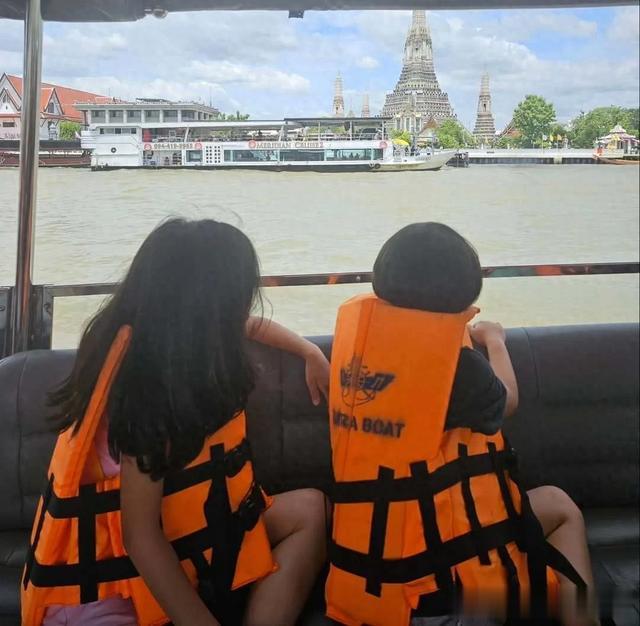 李宝英一家游泰国,10岁女儿侧颜曝光,长相肖其父似“女版池城”