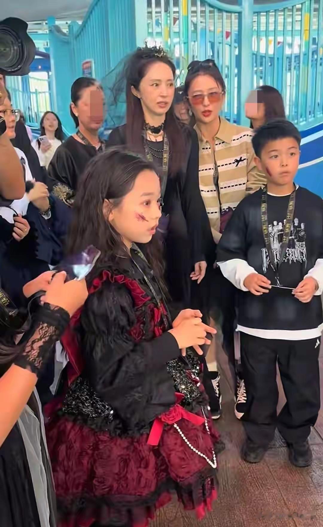 中秋最强遛娃天团，董璇佟丽娅带青梅竹马逛环球，小恶魔造型萌翻