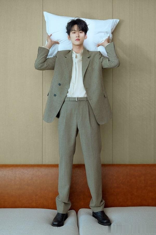 9位身高逆天男星！ 狙击蝴蝶》周柯宇没输张凌赫，这位比刘宇宁高