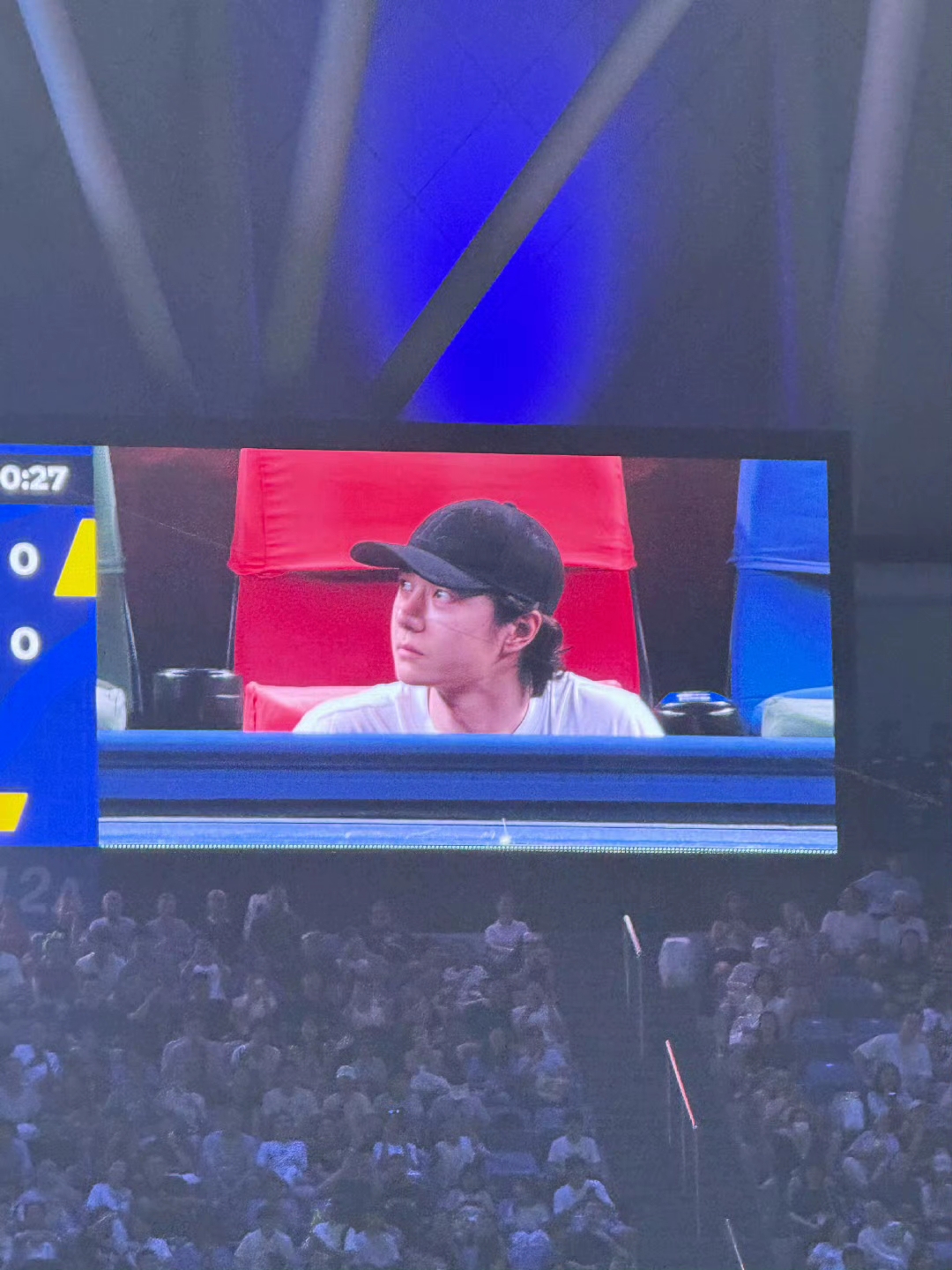 王一博看上海劳力士大师赛生图,本人好白脸好小五官清秀有少年感