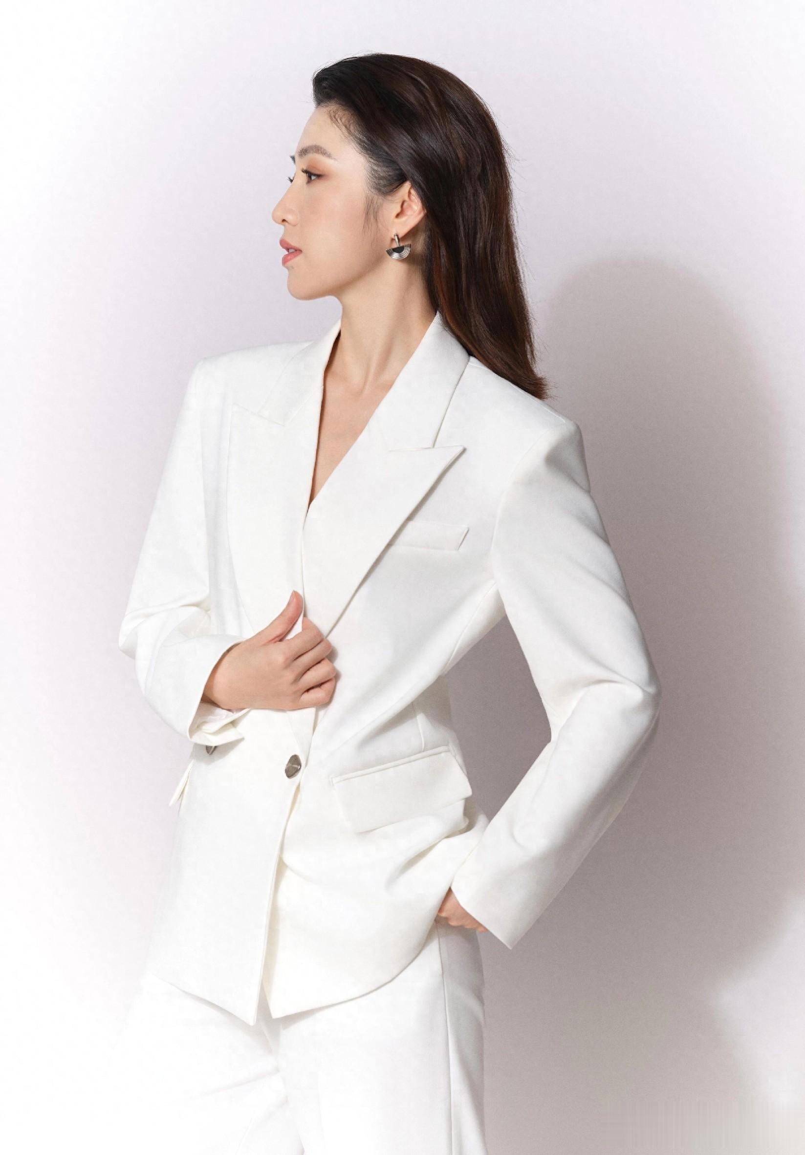 何卿解锁职业装新美学!大气与优雅并存,每一帧都是主持教科书