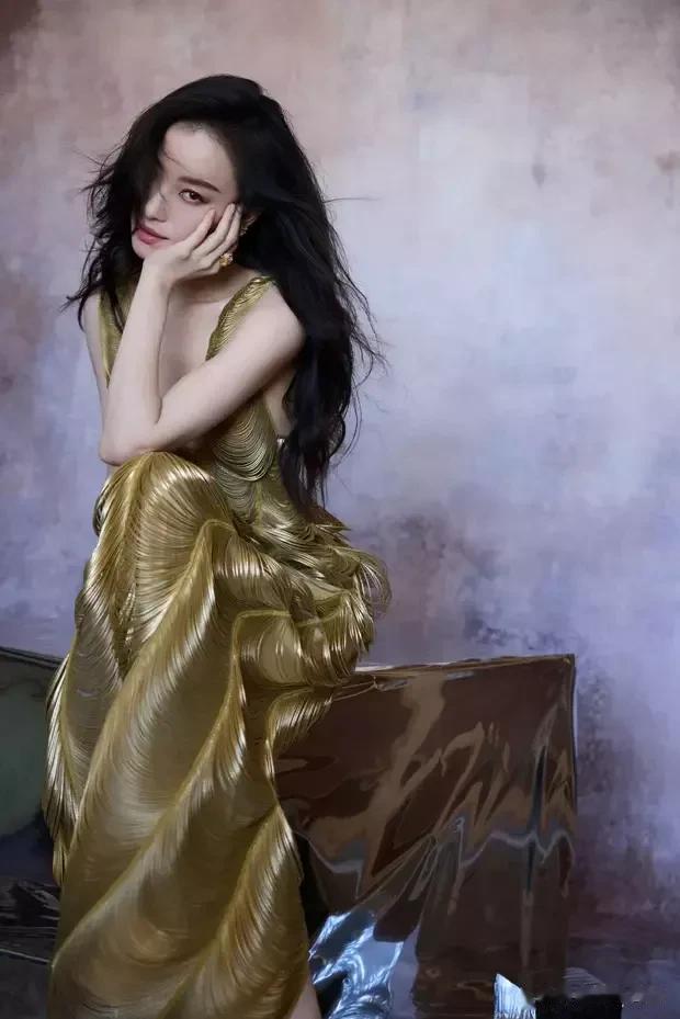 倪妮穿金色深V长裙美艳魅惑 锁骨诱人曲线曼妙