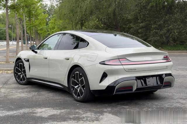 外媒試駕小米 SU7：平替王者抄襲怪，雷軍狠到家了，他敢打兩折！