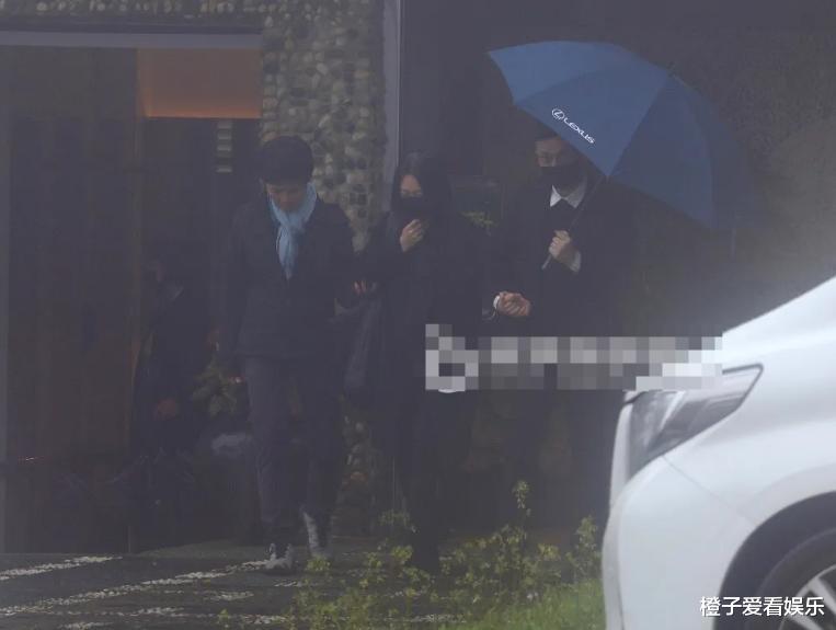 永别了！大S葬礼用时40分钟，十余名至亲泪别，千万墓地没放遗照