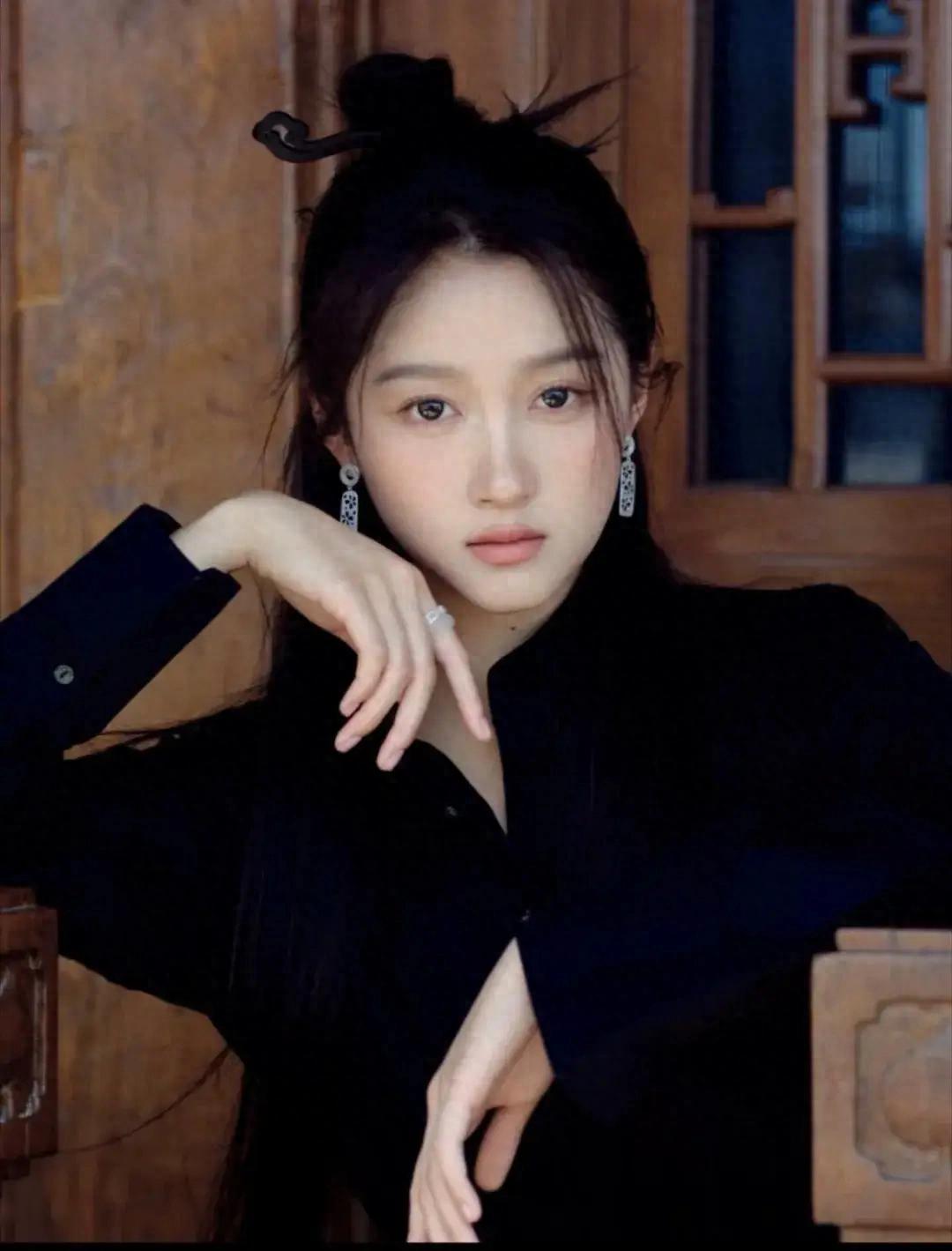 关晓彤淡淡的就很好，素颜真是太绝了，原来淡妆才是她的颜值密码