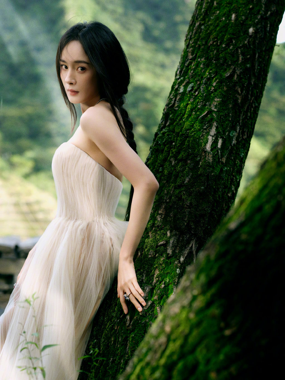 杨幂39岁庆生大片！穿抹胸长裙又仙又美，可以演《画皮》“小唯”