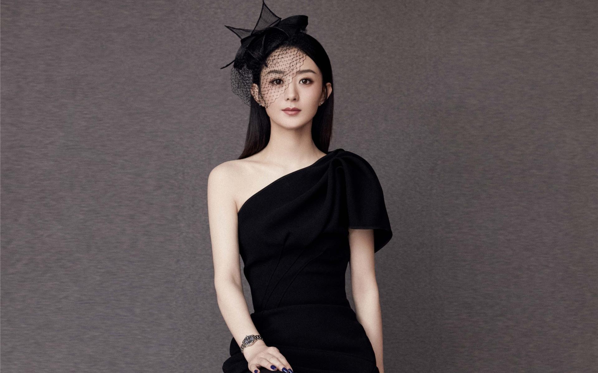 赵丽颖因杜华合影引争议，美颜过度背后，娱乐圈真实颜值何在？