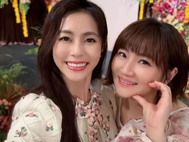 任家萱出席朋友婚礼,穿粉色宽松碎花裙 珠圆玉润鼻子变大 疑怀二胎