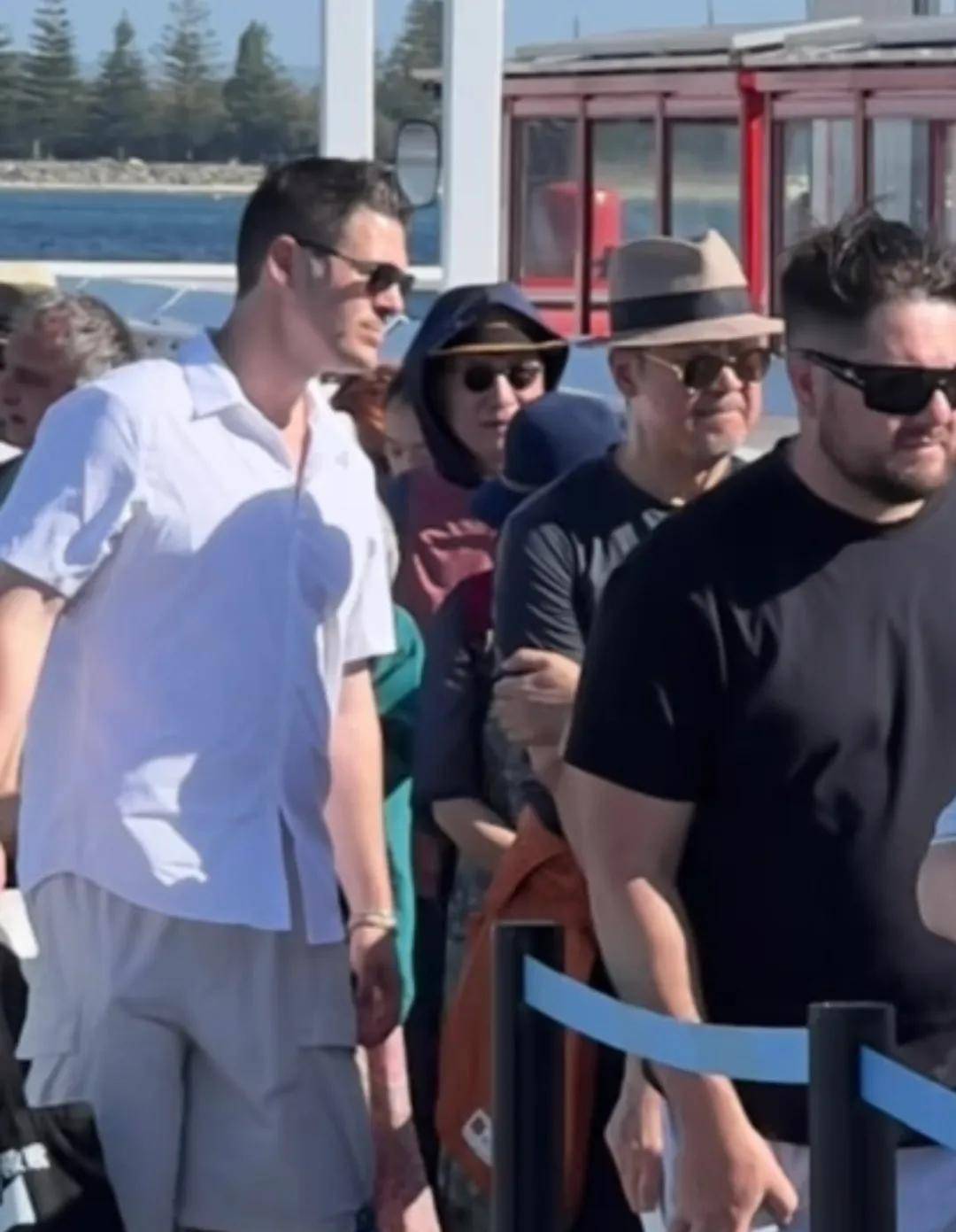 70岁张国立带老婆澳洲旅行，邓婕打扮贵气穿洞洞鞋，两人戴情侣帽