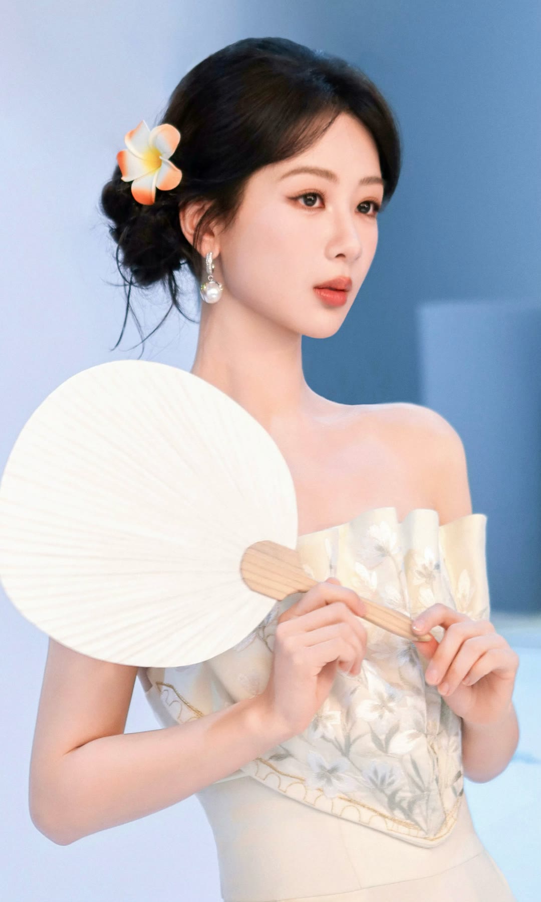 被杨紫的红裙造型拿捏了，又甜又飒超有范