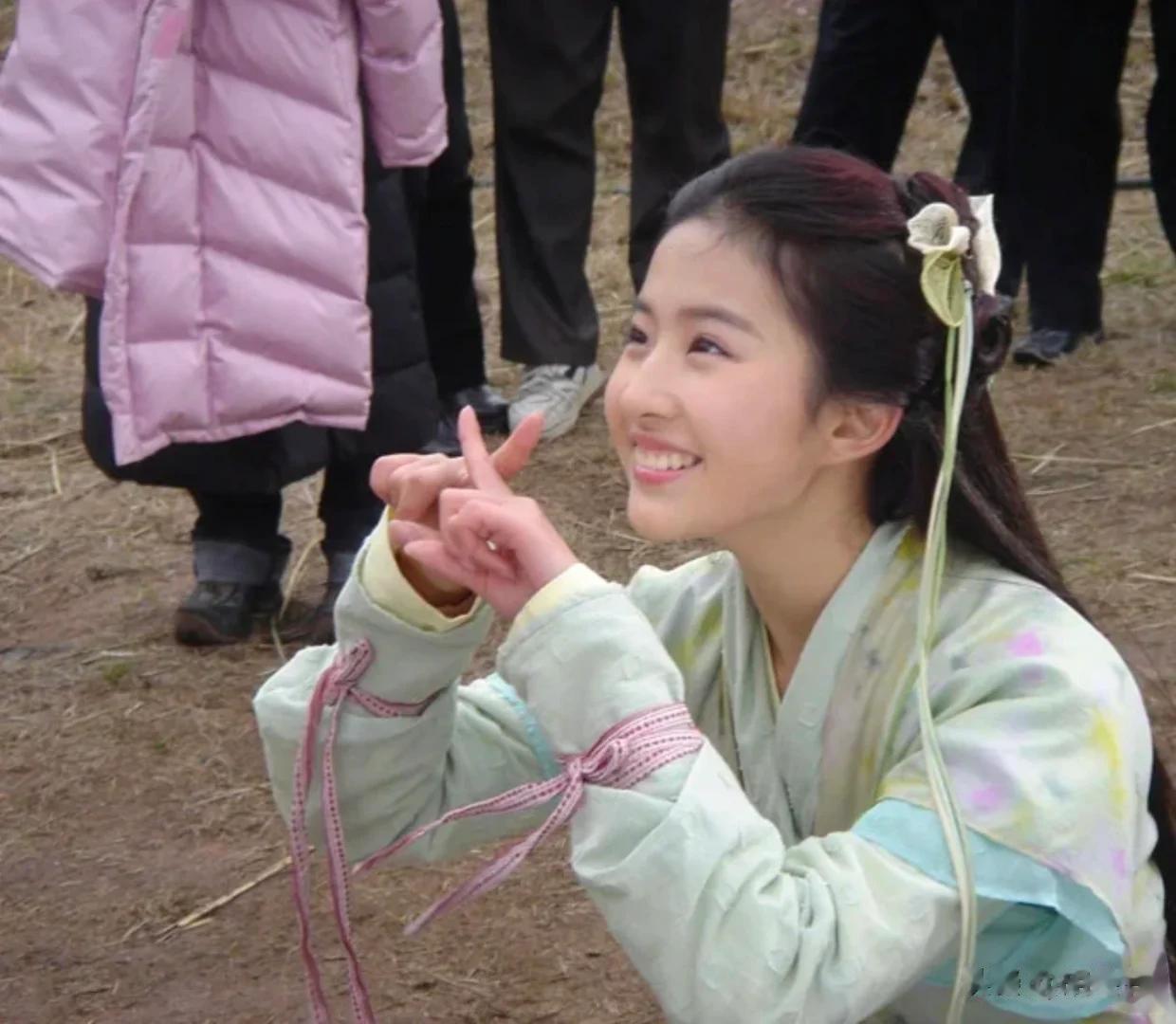 刘亦菲LV购物被偶遇！腰臀丰腴不少变性感，长发及腰气质似大学生