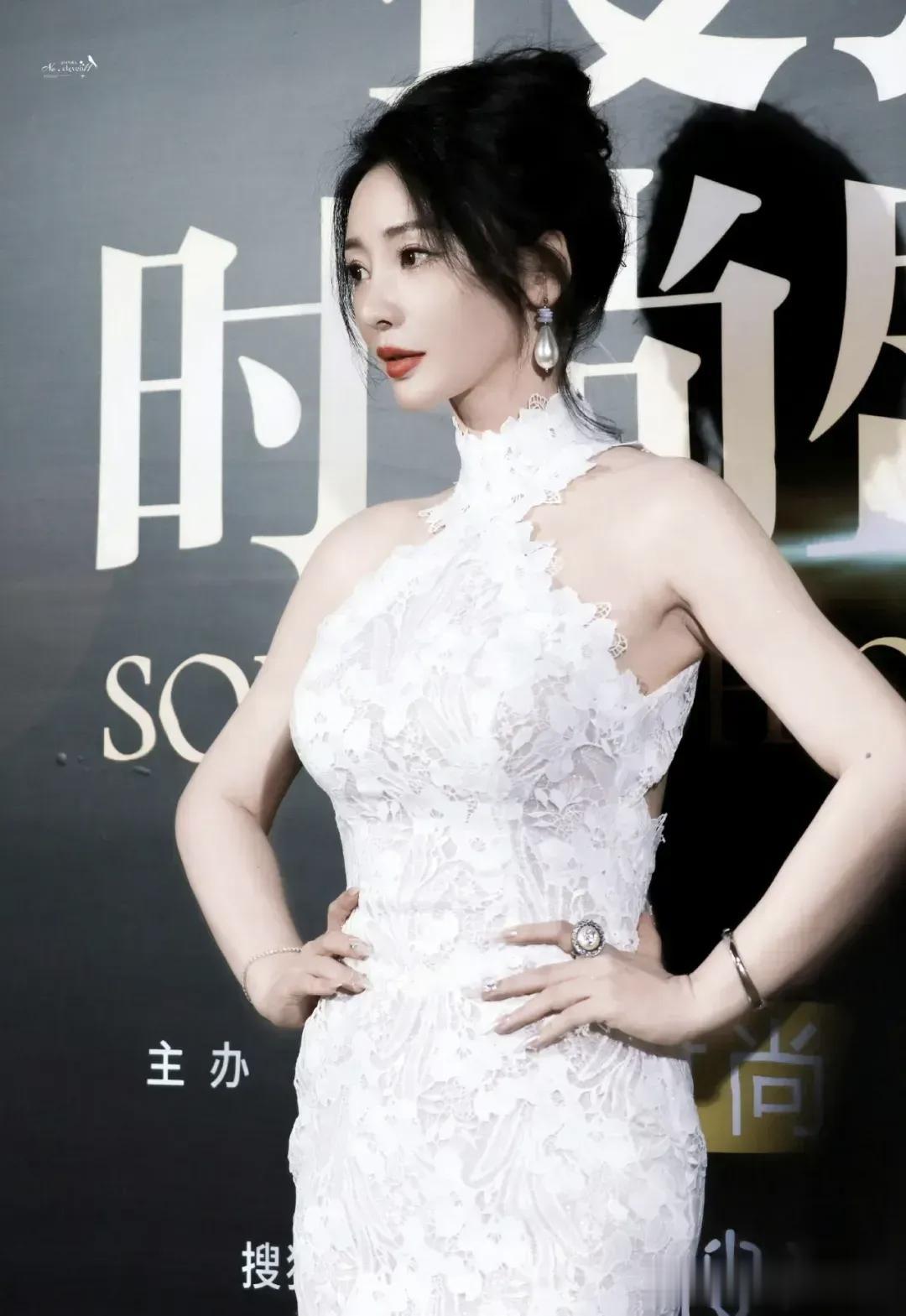 柳岩身材依然火爆，女人味十足！