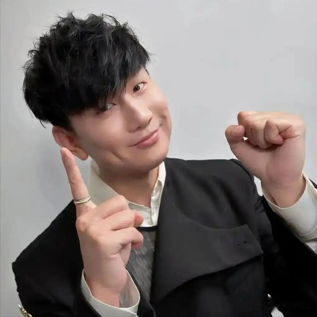 林俊杰终于官宣女友！晒全家福深情告白，女方小腹隆起疑似怀孕