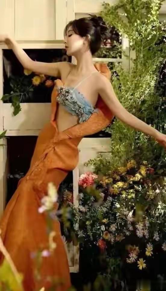 杨紫身材杨柳细腰！直角肩蜜腿腰、皮肤细嫩网友：哇塞美爆了