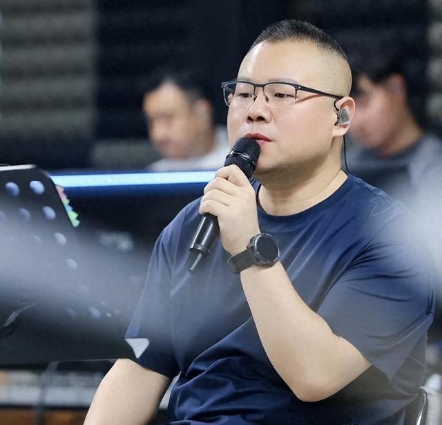 不撞南墙不回头,岳云鹏演唱会票价上千,路人沉默粉丝落泪