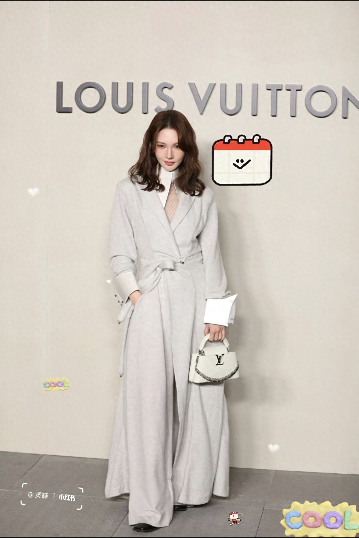 金晨出席LV活动，浅灰色大衣搭卷发，整个人状态好到发光大气优雅