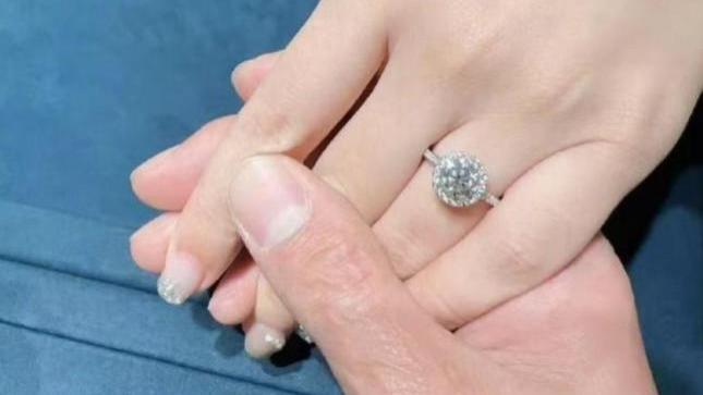 俞灏明官宣结婚！45万钻戒太晃眼，深情表白：有了你后悔过去所有