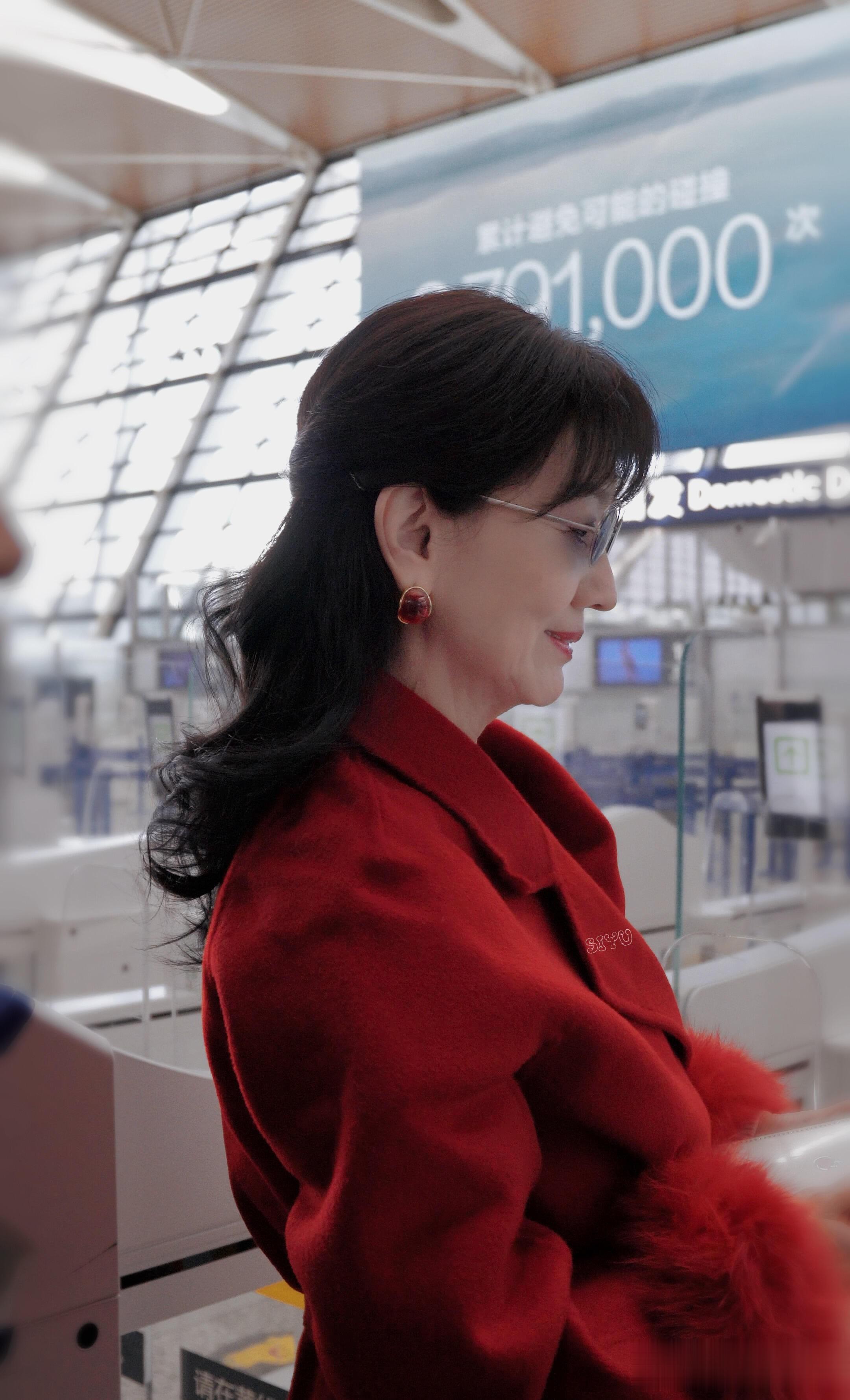 赵雅芝上海出发机场路透，穿红色长款大衣戴贝雷帽，喜庆又洋气