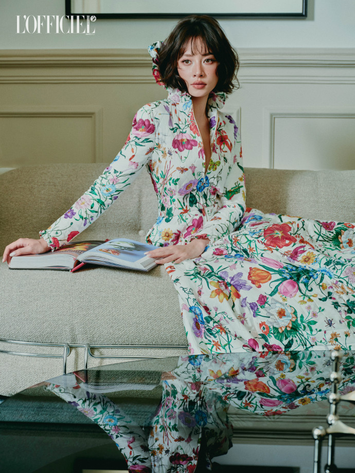 歌手芝芙封面写真,脚踩高跟,真是百变女王