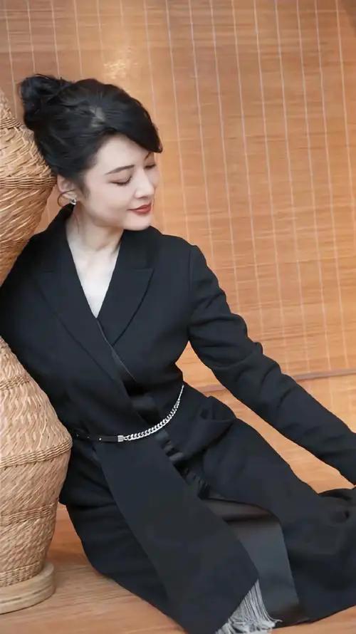 怼脸拍57岁周涛！知性优雅，风姿绰约。真得上了年纪才有那份韵味