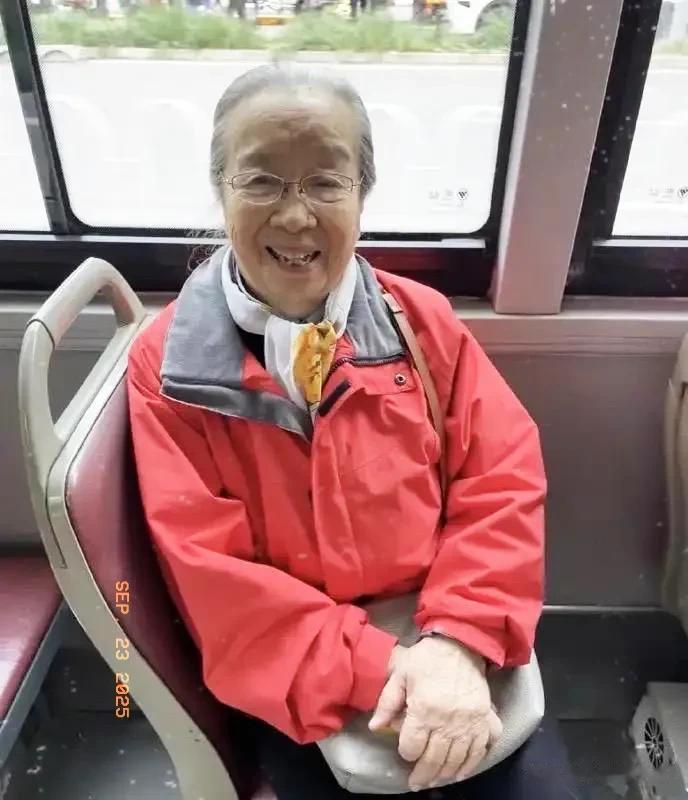 89岁“容嬷嬷”李明启到医院看病，弓着背认不清路，亲儿子没陪着