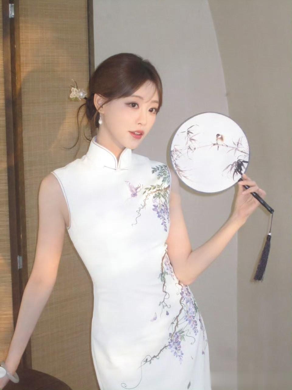 祝绪丹穿白色旗袍,古典雅致美如画中仙!