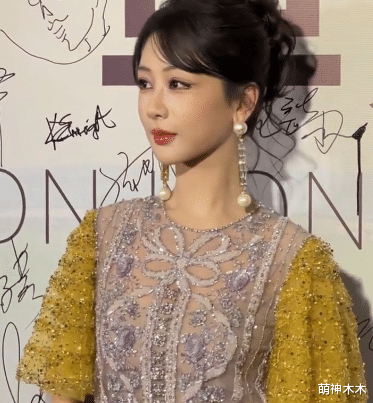 杨紫最新露面整感太强,浓妆盖不住脸僵,网友感叹医美无底洞