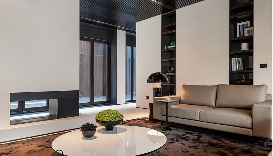 他与刘涛同居四年，如今已六十岁仍未成婚，刘涛表示心中愧疚。