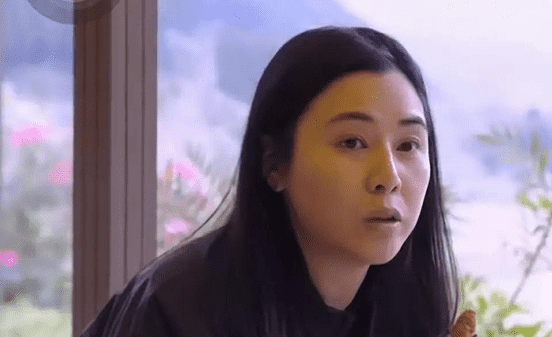 49岁蒙嘉慧回港赚钱，断崖衰老像60多，网友：老太快！不敢认