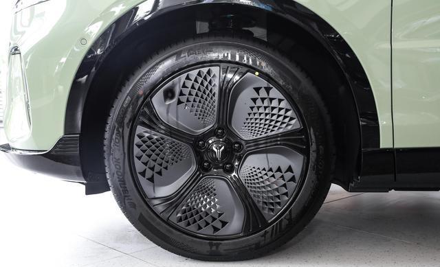 全域800V+超900km续航，岚图再出手！全新SUV
