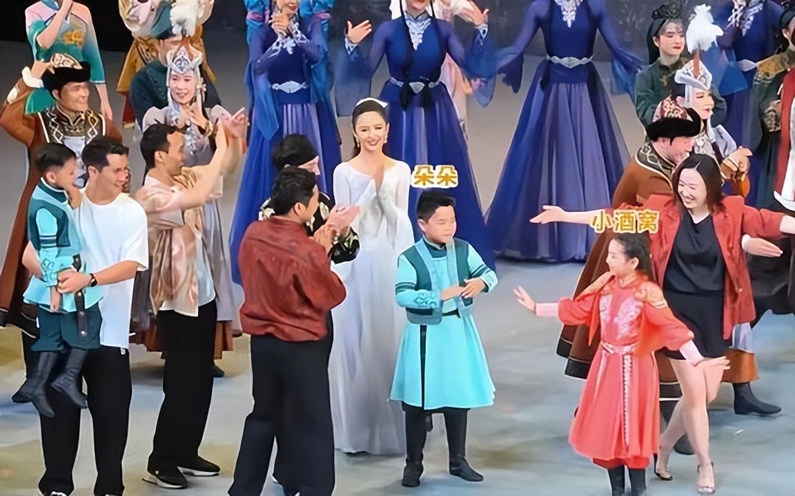 佟丽娅9岁儿子现身机场，五官宛如缩小版陈思诚，父子俩一模一样