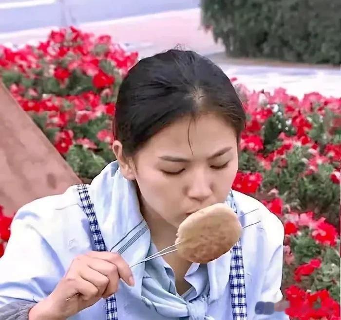 网友街头偶遇刘涛，没想到这么大明星也吃烧饼，也太接地气了！