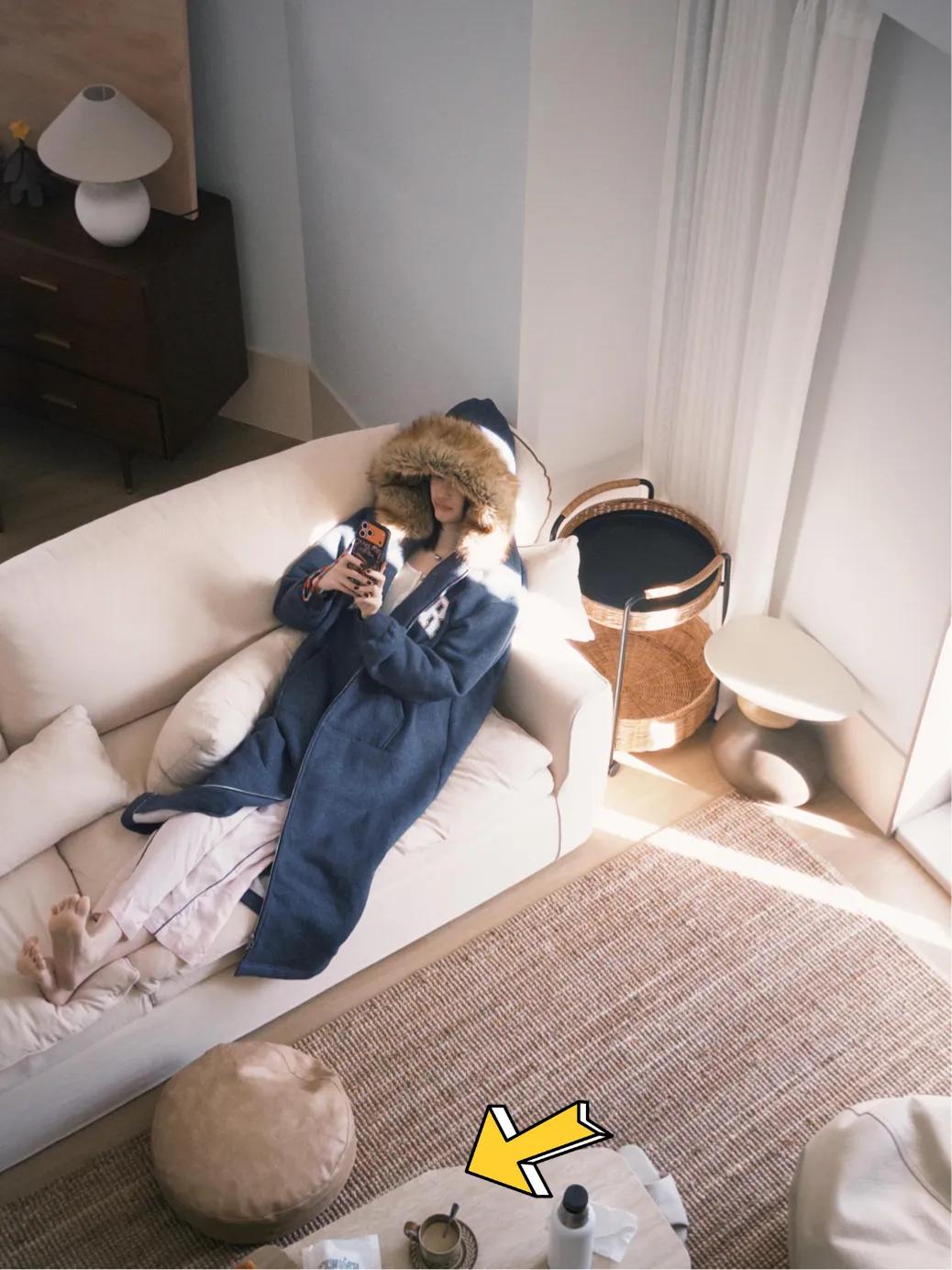 何穗蹲在雪地里拍照，她赤脚躺在沙发上，她哺乳期咖啡不离身！