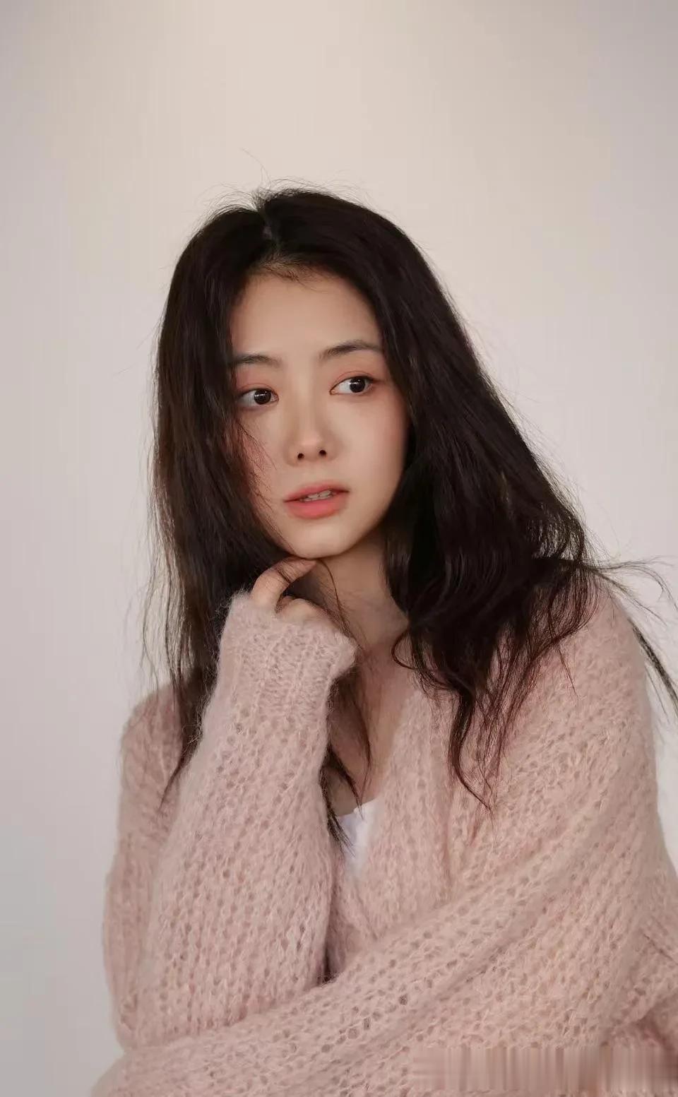 谭松韵比00后更显嫩！穿淡粉色针织衫+短裙+短靴，时髦又减龄！