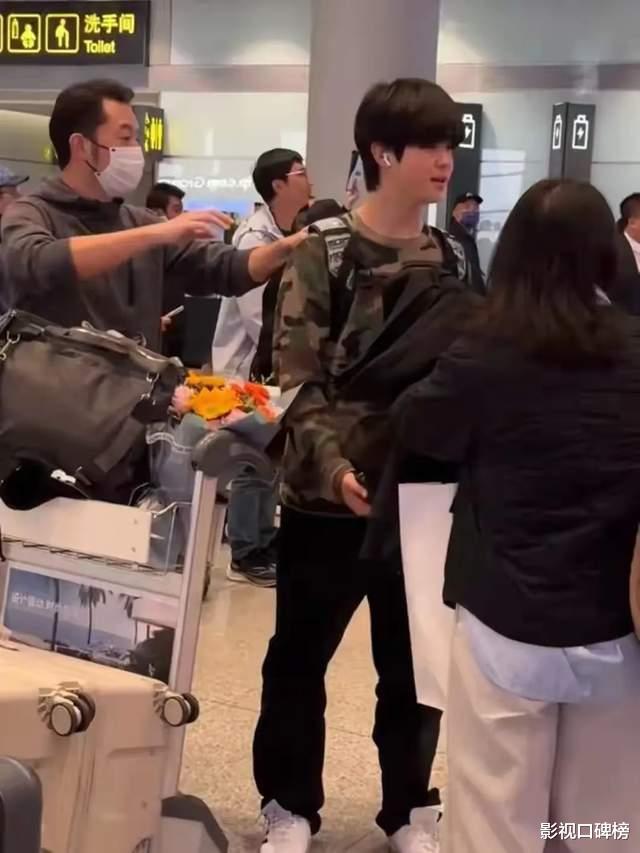 胡可和沙溢去机场接儿子,14岁安吉身高超180,瘦身后比爸爸还帅