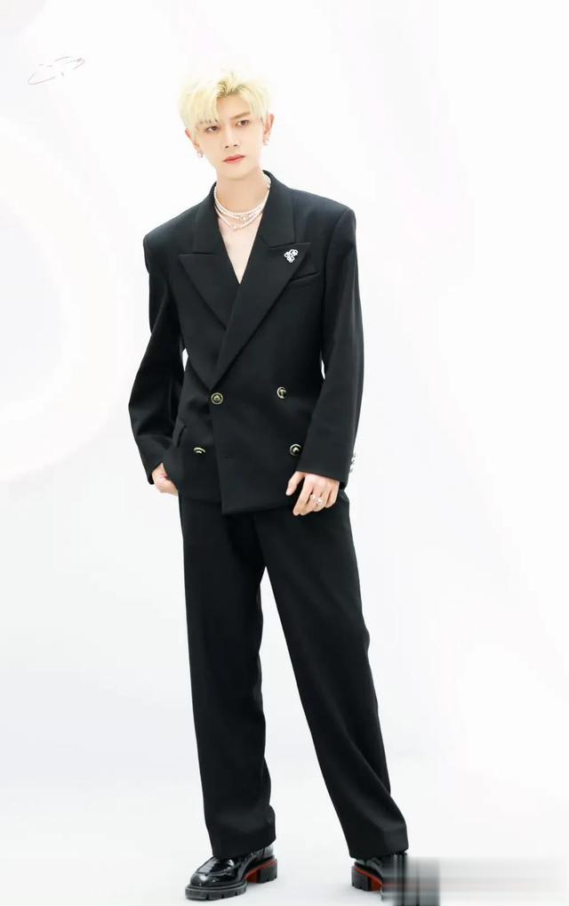 任嘉伦今日上海出席TASAKI活动，金发造型搭配真空西装帅出天际